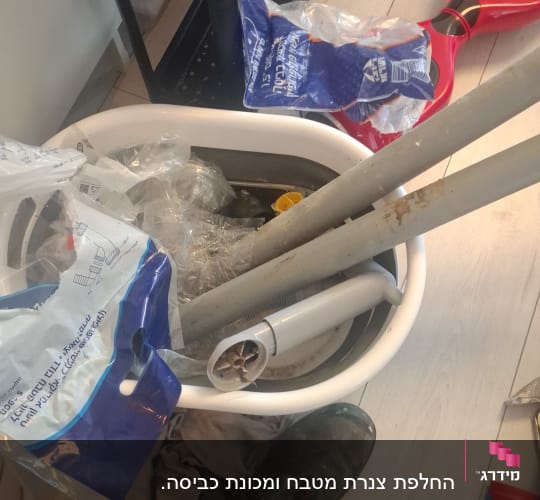 כלים וחומרים לעבודת אינסטלציה על הרצפה